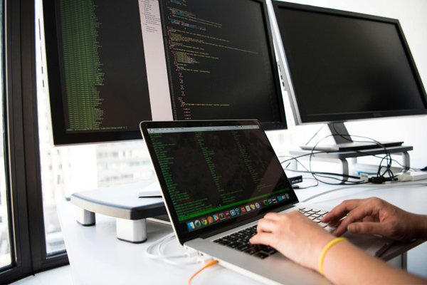 山東綠泰建筑工程取得建筑工程用幕墻印刷滾筒專利，方便工作人員舉起印刷筒對幕墻進行印刷:建筑工程